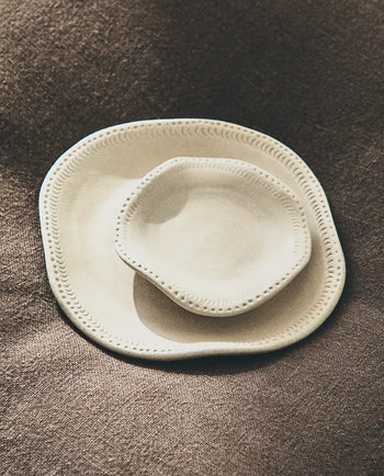 Pratos de sobre mesa e de pão