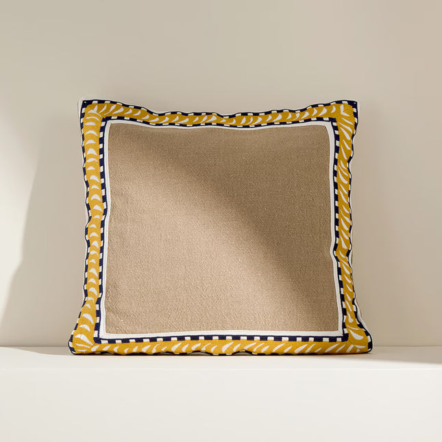 Almofada Decorativa com Bordado de Rebordo Decorativo