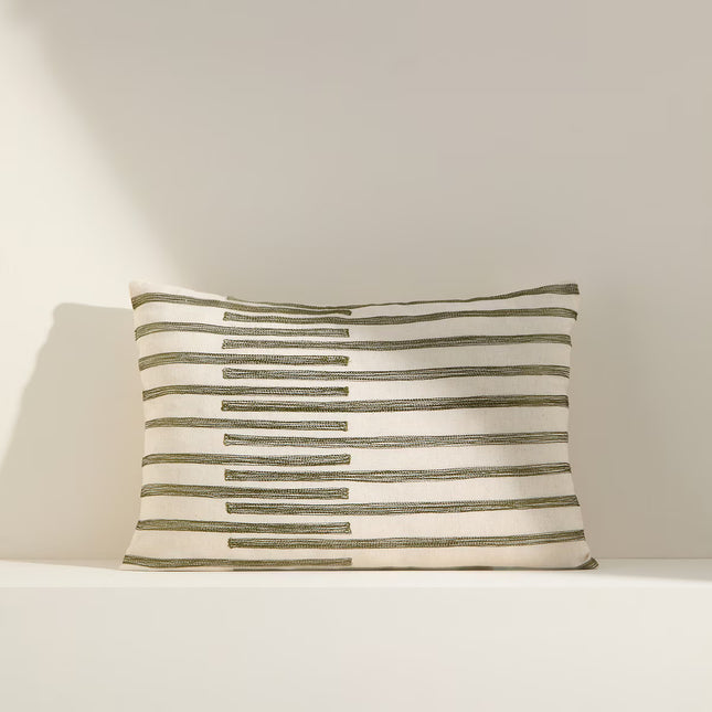 Almofada Decorativa Retangular com Bordado Beira