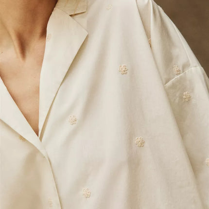 CAMISA DE ALGODÃO COM BORDADOS DE FLOR