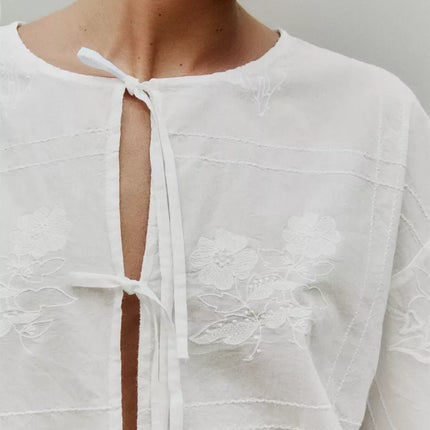 CAMISA DE ALGODÃO COM BORDADOS DE FLOR