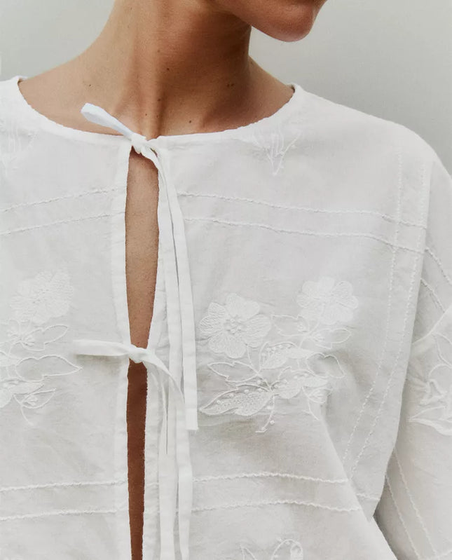 CAMISA DE ALGODÃO COM BORDADOS DE FLOR