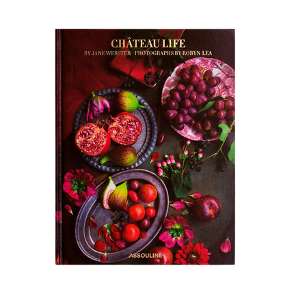 Livro de capa dura revestida a seda, Château Life. 304 páginas, 180 ilustrações.