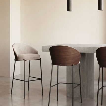 Banco alto Eamy de chenille castanho-claro chapado em freixo acabamento wengue e metal preto 65 cm