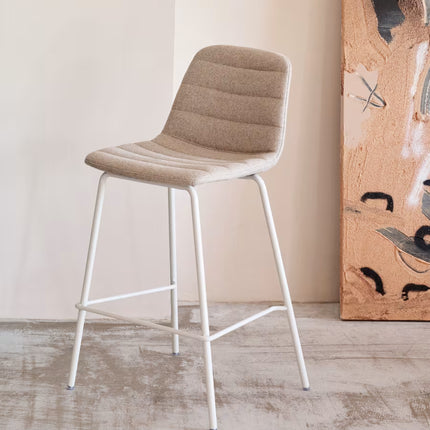 Banco alto Zunilda de chenille bege e aço com acabamento branco mate altura 65 cm FSC 100%