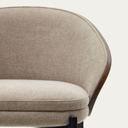 Banco alto Eamy de chenille castanho-claro chapado em freixo acabamento wengue e metal preto 65 cm