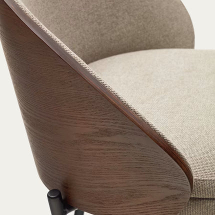 Banco alto Eamy de chenille castanho-claro chapado em freixo acabamento wengue e metal preto 65 cm