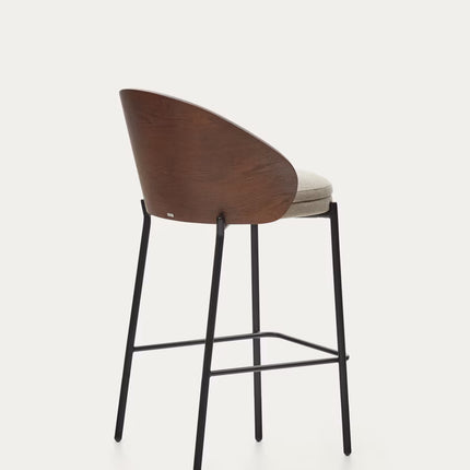 Banco alto Eamy de chenille castanho-claro chapado em freixo acabamento wengue e metal preto 65 cm