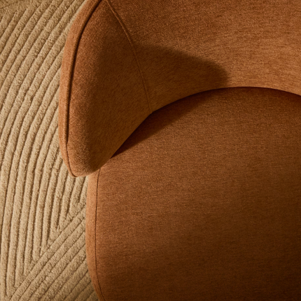 Poltrona Ulit chenille terracota e pés madeira maciça de faia acabamento natural