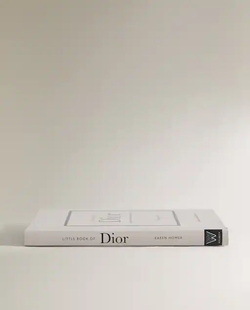 LIVRO 'THE LITTLE BOOK OF DIOR'