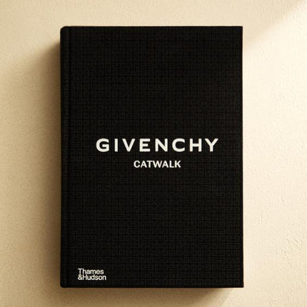 LIVRO CATWALK GIVENCHY