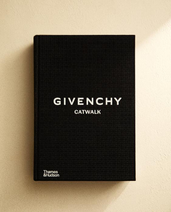 LIVRO CATWALK GIVENCHY