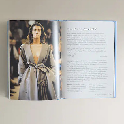 LIVRO 'THE LITTLE BOOK OF PRADA'