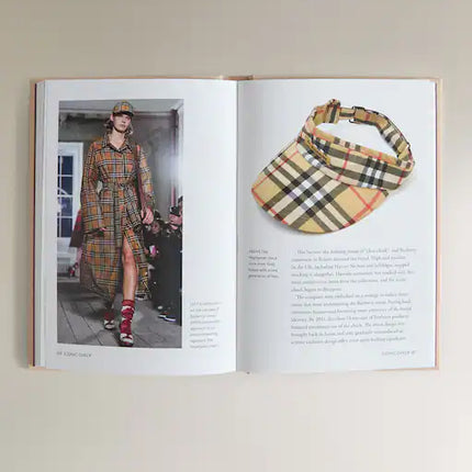 LIVRO 'THE LITTLE BOOK OF BURBERRY'