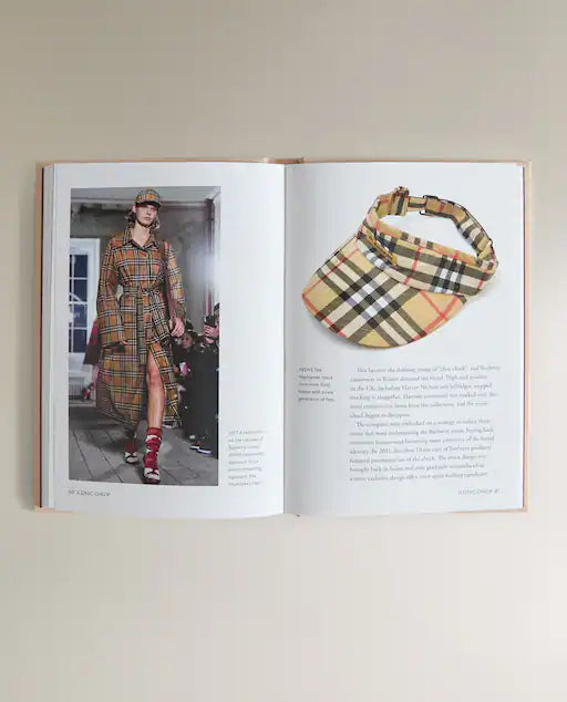 LIVRO 'THE LITTLE BOOK OF BURBERRY'