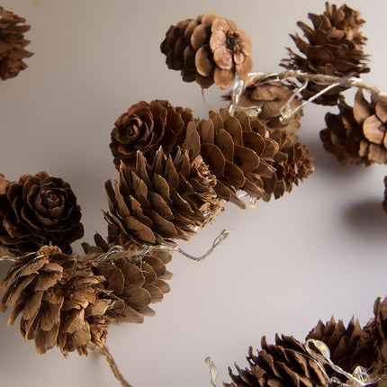 Grinalda Decorativa Pinhas com 95 Luzes LED Natal - Cru